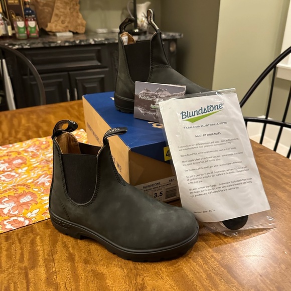 BLUNDSTONE unisex #585 Classic Chelsea Boots in Rustic Black - Picture 6 of 16